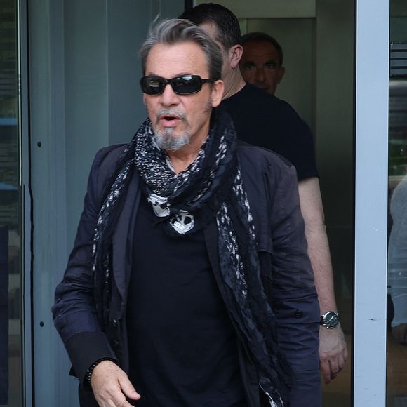 Florent Pagny quitte les studios RTL à Neuilly-sur-Seine le 2 Mai 2025. © Denis Guignebourg/BestImage