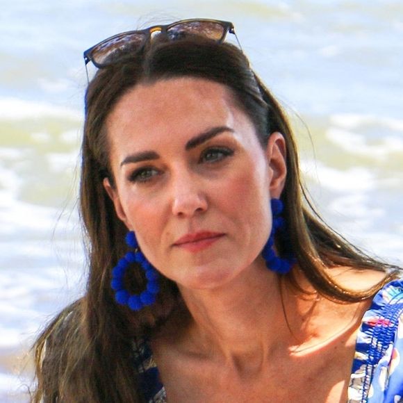 Dans le "Daily Mail", la journaliste britannique Rebecca English revient sur la préparation minutieuse de l'annonce du cancer de Kate Middleton...

Sur la photo : La princesse de Galles, Kate Middleton Backgrid USA