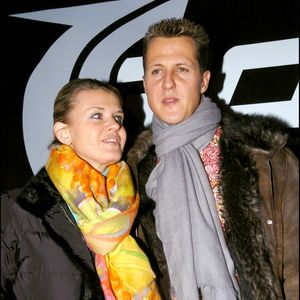 “Avec l’aide de sa femme Corinna, il a apposé ses initiales ‘MS’ sur le casque. Cela a complété l’ensemble”, ajoute-t-il à propos de Michael Schumacher

Exclusif - Michael Schumacher et sa femme Corinna à Paris. RACHID BELLAK / BESTIMAGE
