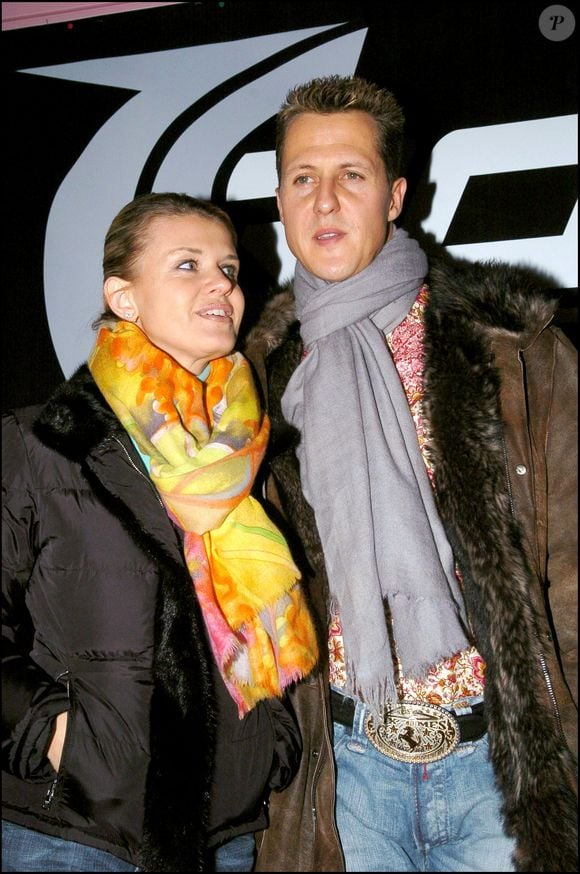 “Avec l’aide de sa femme Corinna, il a apposé ses initiales ‘MS’ sur le casque. Cela a complété l’ensemble”, ajoute-t-il à propos de Michael Schumacher

Exclusif - Michael Schumacher et sa femme Corinna à Paris. RACHID BELLAK / BESTIMAGE