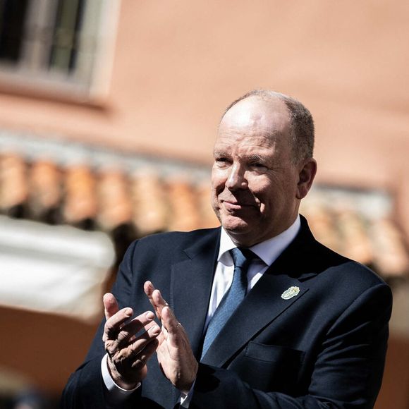 Le prince Albert II de Monaco inaugure une plaque en mémoire de son aïeul, Charles Grimaldi d’Antibes-Cagnes, inhumé à Ollioules en 1770. Le 10 mars 2023. 
© Camille Dodet / Nice Matin / Bestimage
