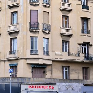 Cette période correspond à son installation seule à Nice.

Illustration des fleurs déposées devant l'immeuble de Loana Petrucciani à Nice le 30 mars 2026. © Bruno Bebert / Bestimage