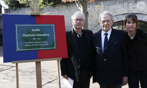 Exclusif - Dominique Besnehard, Jean-Pierre Pascal (Père de Charlotte Valandrey) et Aude (soeur de Charlotte Valandrey) lors de la cérémonie de dénomination d’un jardin en hommage à Charlotte Valandrey, au 17 rue Hector Malot dans le XIlème arrondissement de Paris, France, le 4 avril 2025. © Coadic Guirec/Bestimage