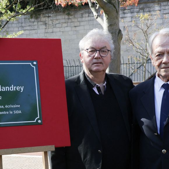 Exclusif - Dominique Besnehard, Jean-Pierre Pascal (Père de Charlotte Valandrey) et Aude (soeur de Charlotte Valandrey) lors de la cérémonie de dénomination d’un jardin en hommage à Charlotte Valandrey, au 17 rue Hector Malot dans le XIlème arrondissement de Paris, France, le 4 avril 2025. © Coadic Guirec/Bestimage