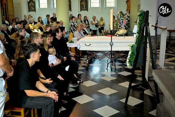 À l'issue de la cérémonie, le cercueil de Frank Michael a quitté l'église sous les applaudissements du public venu en nombre. Le chanteur a ensuite été inhumé dans le caveau familial, entouré de l'affection de ses proches et de ses admirateurs.

ROTHEUX (Belgique), 20 juin — La famille photographiée lors des obsèques de Frank Michael, décédé à l'âge de 79 ans, le 20 juin 2026 à Rotheux, en Belgique. (Photo : Sebastien Smets / Photonews).