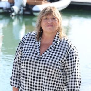Et si l’amour venait à ne jamais revenir, elle l’envisage avec une certaine philosophie :

Michele Bernier lors du photocall du 'Parfum du Bonheur' lors du 27ème Festival de la Fiction de la Rochelle, France, le 19 septembre 2025. © Denis Guignebourg/Bestimage