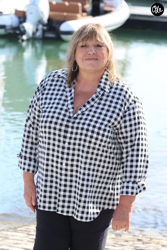Et si l’amour venait à ne jamais revenir, elle l’envisage avec une certaine philosophie :

Michele Bernier lors du photocall du 'Parfum du Bonheur' lors du 27ème Festival de la Fiction de la Rochelle, France, le 19 septembre 2025. © Denis Guignebourg/Bestimage
