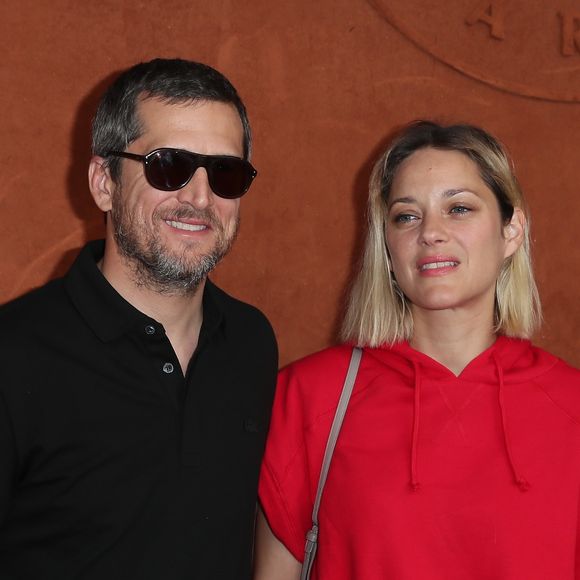 Guillaume Canet et sa compagne Marion Cotillard au village lors des internationaux de tennis de Roland Garros à Paris, le 10 juin 2018. © Moreau-Jacovides/Bestimage