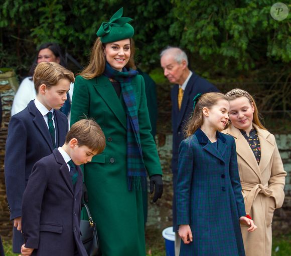 Selon une experte royale qui s'est confiée au Sun, ce message qui brise les traditions de la famille royale, en dirait long sur l'état de santé de la princesse de Galles. 

Mia Grace Tindall, Catherine (Kate) Middleton, princesse de Galles, Prince Louis, Princesse Charlotte, Prince George - La famille royale britannique se rend à la messe de Noël à Sandringham le 25 décembre 2024.