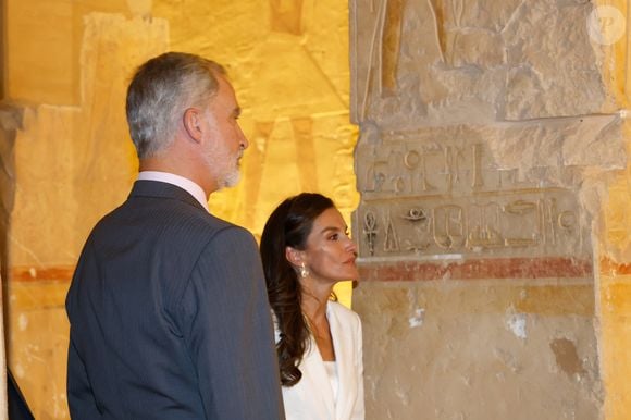 Le roi Felipe VI d'Espagne et la reine Letizia inaugurent le nouvel éclairage du temple d'Hatchepsout à Louxor lors d'une visite d'État de trois jours en Égypte. Le 18 septembre 2025. © Pool / Bestimage