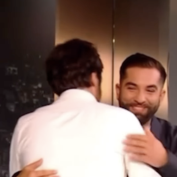 Reconnaissant du soutien de ses fans, il a ajouté : "Merci d’être toujours si présents, malgré mes chansons sans tournée, mes pieds sur le fauteuil, & mon zéro-effort sur les tapis rouges. BONNE ANNÉE 2025 À TOUS". 

Vianney fait le bilan de son année 2024 sur Instagram