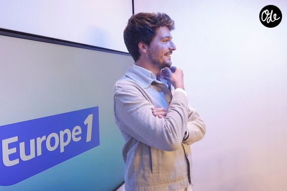 Exclusif - Eliot Deval sur le plateau de l'émission "On marche sur la tête", diffusée en direct sur Europe 1. Le 26 août 2024
© Jack Tribeca / Bestimage