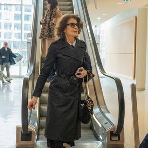 Fanny Ardant quitte le procès de Gérard Depardieu pour agressions sexuelles sur deux femmes lors d'un tournage de film en 2021 au tribunal correctionnel de Paris, France, le 24 mars 2025. Depardieu, 76 ans, qui a réalisé plus de 200 films et séries télévisées, a été accusé de comportement inapproprié par une vingtaine de femmes, mais c'est la première affaire à être jugée. Les deux plaignantes - Amélie, 54 ans, décoratrice, et Sarah (nom modifié), 34 ans, assistante réalisatrice - allèguent une agression sexuelle lors du tournage en 2021 de « Les Volets Verts » du réalisateur Jean Becker. © Yehiel Chekroune/Bestimage