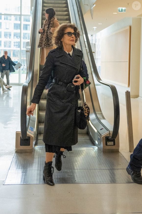 Fanny Ardant quitte le procès de Gérard Depardieu pour agressions sexuelles sur deux femmes lors d'un tournage de film en 2021 au tribunal correctionnel de Paris, France, le 24 mars 2025. Depardieu, 76 ans, qui a réalisé plus de 200 films et séries télévisées, a été accusé de comportement inapproprié par une vingtaine de femmes, mais c'est la première affaire à être jugée. Les deux plaignantes - Amélie, 54 ans, décoratrice, et Sarah (nom modifié), 34 ans, assistante réalisatrice - allèguent une agression sexuelle lors du tournage en 2021 de « Les Volets Verts » du réalisateur Jean Becker. © Yehiel Chekroune/Bestimage