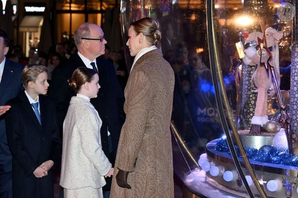 Le prince Albert II de Monaco, la princesse Charlene et leurs enfants la princesse Gabriella et le prince héréditaire Jacques lancent les illuminations de Noël en Principauté, depuis la place du Casino à Monaco, le 29 novembre 2025. La famille princière est accompagnée par Stéphane Valéri, le président délégué de la Société des Bains de Mer de Monaco, et le ministre d'Etat de la Principauté, Christophe Mirmand. © Bruno Bebert/Bestimage