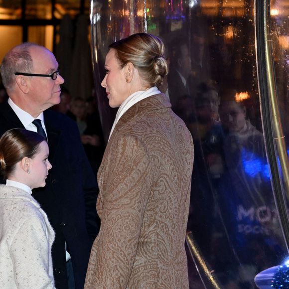 Le prince Albert II de Monaco, la princesse Charlene et leurs enfants la princesse Gabriella et le prince héréditaire Jacques lancent les illuminations de Noël en Principauté, depuis la place du Casino à Monaco, le 29 novembre 2025. La famille princière est accompagnée par Stéphane Valéri, le président délégué de la Société des Bains de Mer de Monaco, et le ministre d'Etat de la Principauté, Christophe Mirmand. © Bruno Bebert/Bestimage