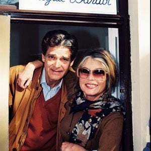 "Oui, les chats surtout venaient se blottir auprès d’elle. Les chiens, eux, allaient et venaient."

Archives - Brigitte Bardot et Bernard d'Ormale.
AGENCE / BESTIMAGE