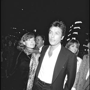 ARCHIVES - Alain Delon et Romy Schneider lors de la première du film Pour la peau d’un flic