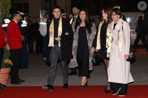 Devenus parents de Victoire née en 2023 et de Constance née en 2024, l'épouse de Louis était élégante et parée de la marque de joaillerie monégasque APM. 

La princesse Stéphanie de Monaco, Louis et Marie Ducruet, Camille Gottlieb et Stéphane Bern lors de la soirée d'ouverture de la 47ème édition du Festival International du Cirque de Monte-Carlo à Monaco, le 17 janvier 2025. © Jean-Charles Vinaj/Pool Monaco/Bestimage