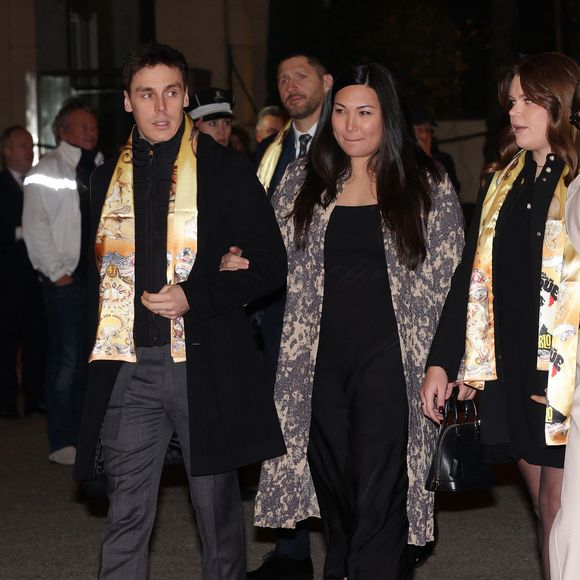 Devenus parents de Victoire née en 2023 et de Constance née en 2024, l'épouse de Louis était élégante et parée de la marque de joaillerie monégasque APM. 

La princesse Stéphanie de Monaco, Louis et Marie Ducruet, Camille Gottlieb et Stéphane Bern lors de la soirée d'ouverture de la 47ème édition du Festival International du Cirque de Monte-Carlo à Monaco, le 17 janvier 2025. © Jean-Charles Vinaj/Pool Monaco/Bestimage