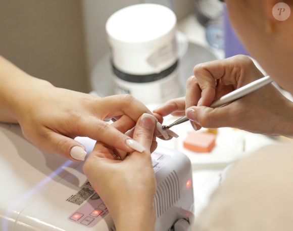 Si la tendance "Clean Nails" vous lasse, la French chromée argentée est la tendance forte de 2026 pour pimenter votre manucure.