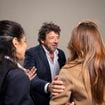 Après une déconvenue, Patrick Bruel retrouve le sourire à Paris non loin d'une actrice hollywoodienne