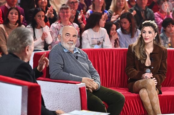 Exclusif - Gérard Jugnot, la chanteuse Vernis rouge ( Manon Debs ), Michel Drucker, Josiane Balasko et Thierry Lhermitte - Enregistrement de l'émission Vivement dimanche consacrée à l'équipe du Splendid au studio Rive Gauche, presentée par Michel Drucker . Diffusion sur France 3 le  23/02/2025. présentée par M.Drucker, diffusée le 23 février 2025 sur France 3. 
© Guillaume Gaffiot / Bestimage