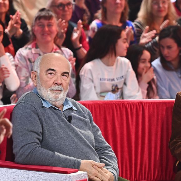 Exclusif - Gérard Jugnot, la chanteuse Vernis rouge ( Manon Debs ), Michel Drucker, Josiane Balasko et Thierry Lhermitte - Enregistrement de l'émission Vivement dimanche consacrée à l'équipe du Splendid au studio Rive Gauche, presentée par Michel Drucker . Diffusion sur France 3 le  23/02/2025. présentée par M.Drucker, diffusée le 23 février 2025 sur France 3. 
© Guillaume Gaffiot / Bestimage