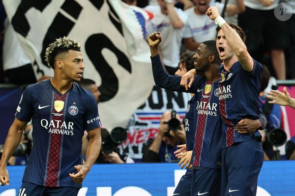 Ousmane Dembele du PSG célèbre avec ses coéquipiers après avoir marqué sur penalty le but de 1-1 lors du match de football de la finale de la Ligue des Champions 2025/2026 entre le Paris Saint Germain et Arsenal FC au stade Puskas Arena à Budapest (Hongrie), le 30 mai 2026. Inside/Psnewz/Bestimage