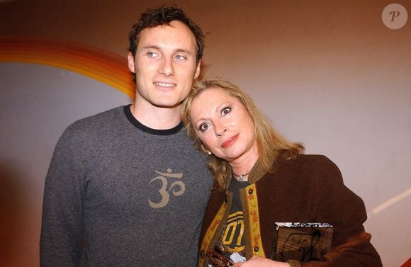 La chanteuse française Véronique Sanson, lauréate du prix UNAC 2005, pose avec son fils Christopher à Paris, France, le 8 février 2005. Photo de Giancarlo Gorassini/ABACA.