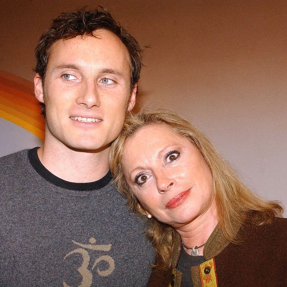 La chanteuse française Véronique Sanson, lauréate du prix UNAC 2005, pose avec son fils Christopher à Paris, France, le 8 février 2005. Photo de Giancarlo Gorassini/ABACA.