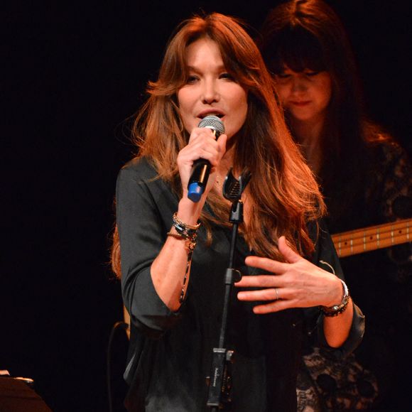 Carla Bruni-Sarkozy se produit sur scène lors du festival Worm Up ! au Théâtre Dal Verme le 6 juillet 2024 à Milan, Italie. Photo by Claudio Mangiarotti/IPA/ABACAPRESS.COM