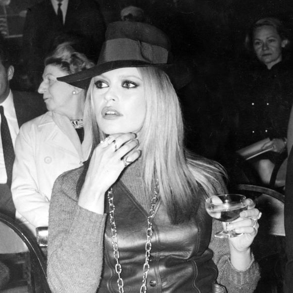 Le 3 avril 1968 - Saint-Tropez, France - Considérée comme l'incarnation du sex kitten des années 1950 et 1960, BRIGITTE BARDOT participe au défilé de mode exclusif " Mic Mac " à Saint-Tropez. Elle a été la première star étrangère à atteindre un niveau de succès international comparable à celui des talents américains les plus populaires.  (Crédit photo : © Keystone Press Agency/ZUMA Press Wire)