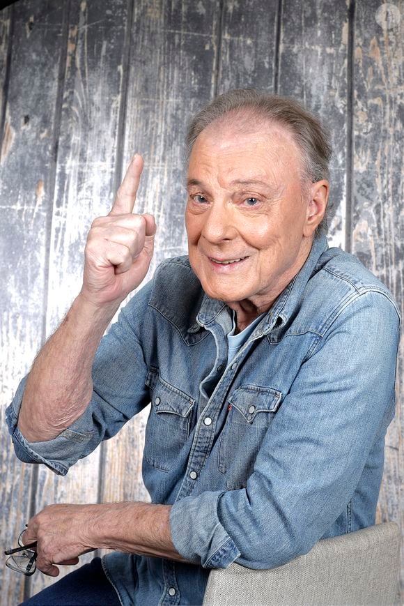 Aujourd'hui, les fans d'Herbert Léonard comprennent que cette annonce avait un peu plus de gravité que ce que voulait laisser entendre le chanteur...
Exclusif - Portrait de Herbert Léonard lors de l'enregistrement de l'émission "Chez Jordan de Luxe" à Paris. Le 8 octobre 2024
© Cédric Perrin / Bestimage
