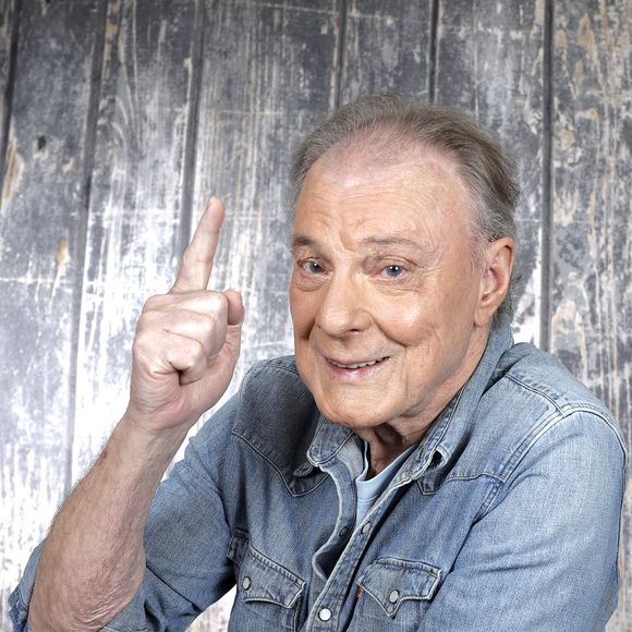 Aujourd'hui, les fans d'Herbert Léonard comprennent que cette annonce avait un peu plus de gravité que ce que voulait laisser entendre le chanteur... 

Exclusif - Portrait de Herbert Léonard lors de l'enregistrement de l'émission "Chez Jordan de Luxe" à Paris. Le 8 octobre 2024
© Cédric Perrin / Bestimage