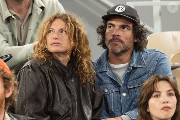 Cette célébrité n'étant autre qu'Aurélie Saada

Aurélie Saada et son compagnon dans les tribunes lors des Internationaux de France de Tennis de Roland Garros 2025, à Paris, France, le 27 mai 2025. © Jacovides-Moreau/Bestimage