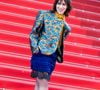 En digne égérie Saint Laurent, elle portait une veste issue de la collection printemps-été 2025 de la maison, subtilement accordée avec une blouse couleur moutarde.

Charlotte Gainsbourg - Montée des marches du film " Fjord " lors du 79ème Festival International du Film de Cannes, le 18 mai 2026. 

© Jacovides-Moreau / Bestimage