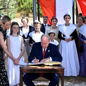 Le prince Albert II de Monaco, la princesse Charlène de Monaco, le prince Jacques de Monaco, marquis des Baux et la princesse Gabriella de Monaco lors de leur visite officielle aux Baux-de-Provence, France, le 5 septembre 2026. © Bruno Bebert/Bestimage