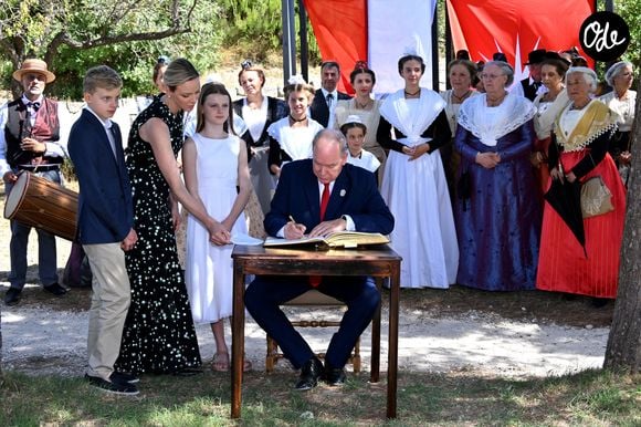 Le prince Albert II de Monaco, la princesse Charlène de Monaco, le prince Jacques de Monaco, marquis des Baux et la princesse Gabriella de Monaco lors de leur visite officielle aux Baux-de-Provence, France, le 5 septembre 2026. © Bruno Bebert/Bestimage