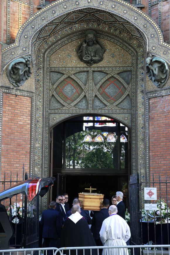 Arrivées aux obsèques de Nadia Farès en l'église Saint-Jean-de-Montmartre à Paris, le 24 avril 2026. N.Farès est décédée le 17 avril 2026 quelques jours après un "incident cardiaque" survenu le 12 avril 2026 dans la piscine du complexe sportif, Blanche (9ème).