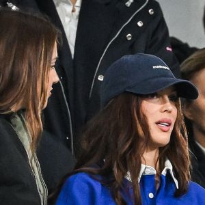 De nombreuses personnalités étaient présentes dans les tribunes.

Iris Mittenaere dans les tribunes du match d'ouverture du Tournoi des six nations : France-Irlande (36-14) au Stade de France à Saint-Denis. Photo par Zuma Press / Bestimage
