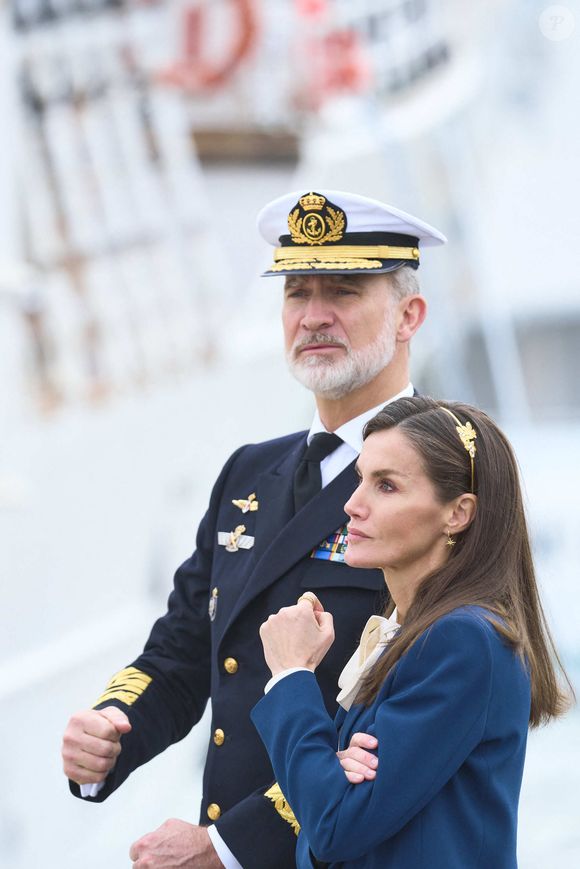 Le roi et la reine voient donc leurs deux enfants loin d'Espagne, puisque leur deuxième fille, Sofia, étudie au Pays de Galles....

Le roi Felipe VI et la reine Letizia d'Espagne président les adieux du « Juan Sebastián de Elcano » avec l'Infante Leonor comme aspirante à Cadix. (Credit Image: © Jack Abuin/ZUMA Press Wire)