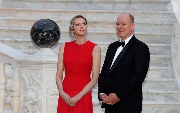 Le prince Albert II de Monaco, La princesse Charlène de Monaco arrivant au dîner d'état en l'honneur de la visite du couple présidentiel français au palais princier à Monaco le 7 juin 2025.
© Dominique Jacovides / Bestimage
