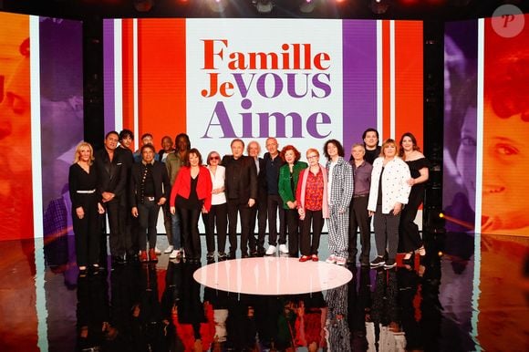 Exclusif - Dany Brillant et sa mère Mireille Cohen, Laurent Voulzy et ses fils Cliff, Julien, Quentin et Nicolas, Anne Roumanoff et sa mère Colette, Michel Drucker, Gad Elmaleh et ses parents David et Régine, Roman Doduik et ses parents Gérard et Véronique, Michèle Bernier et ses enfants Enzo et Charlotte Gaccio lors du backstage de l'enregistrement de l'émission "Famille je vous aime" présentée par M. Drucker et qui sera diffusée le 13 juin 2025 sur France 3, aux Studios rive gauche à Paris, France, le 14 avril 2025. © Clovis-Gaffiot/Bestimage
Tout au long de sa carrière, Michel Drucker a interviewé les parents de ses invités pour comprendre leur parcours. Il a tissé des liens avec chacune de leur famille. Voilà comment est née l'idée de " Famille je vous aime ".

Cette émission diffusée en prime time sur France 3, entre la Fête des Mères et la Fête des Pères, a pour thème principal la transmission.

La famille a toujours inspiré les artistes que ce soit en chanson ou en humour. Gad Elmaleh, le parrain de cette première émission sera accompagné de Régine et David, ses parents. Il y aura également Dany Brillant, Anne Roumanoff, Roman Doduick et leur maman, Michèle Bernier, Laurent Voulzy, Gérard Lanvin, Louis Chedid, Michel et Beatrice Leeb et leurs enfants, mais aussi David Hallyday et Olivier de Benoist dont les récents spectacles abordent ce sujet.

Entre émotion et fous rires, nous n'avons pas fini d'aimer ces drôles de Familles !