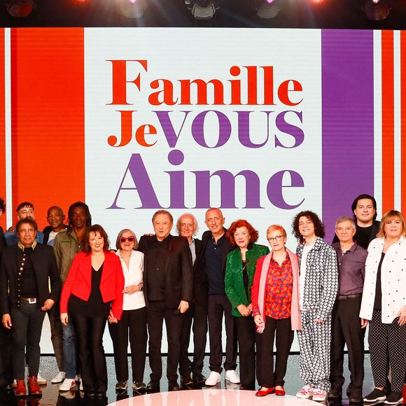 Exclusif - Dany Brillant et sa mère Mireille Cohen, Laurent Voulzy et ses fils Cliff, Julien, Quentin et Nicolas, Anne Roumanoff et sa mère Colette, Michel Drucker, Gad Elmaleh et ses parents David et Régine, Roman Doduik et ses parents Gérard et Véronique, Michèle Bernier et ses enfants Enzo et Charlotte Gaccio lors du backstage de l'enregistrement de l'émission "Famille je vous aime" présentée par M. Drucker et qui sera diffusée le 13 juin 2025 sur France 3, aux Studios rive gauche à Paris, France, le 14 avril 2025. © Clovis-Gaffiot/Bestimage
Tout au long de sa carrière, Michel Drucker a interviewé les parents de ses invités pour comprendre leur parcours. Il a tissé des liens avec chacune de leur famille. Voilà comment est née l'idée de " Famille je vous aime ".

Cette émission diffusée en prime time sur France 3, entre la Fête des Mères et la Fête des Pères, a pour thème principal la transmission.

La famille a toujours inspiré les artistes que ce soit en chanson ou en humour. Gad Elmaleh, le parrain de cette première émission sera accompagné de Régine et David, ses parents. Il y aura également Dany Brillant, Anne Roumanoff, Roman Doduick et leur maman, Michèle Bernier, Laurent Voulzy, Gérard Lanvin, Louis Chedid, Michel et Beatrice Leeb et leurs enfants, mais aussi David Hallyday et Olivier de Benoist dont les récents spectacles abordent ce sujet.

Entre émotion et fous rires, nous n'avons pas fini d'aimer ces drôles de Familles !