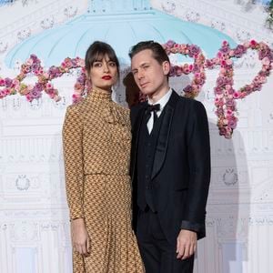Alex Kaprano et Clara Luciani sont des parents heureux d'un petit garçon.

Clara Luciani s'est mariée en Ecosse - Clara Luciani et son compagnon Alex Kapranos - Photocall du 40ème Gala de Charité AROP (Association pour le Rayonnement de l'Opéra de Paris) à l'Opera Garnier à Paris. © Pierre Perusseau/Bestimage