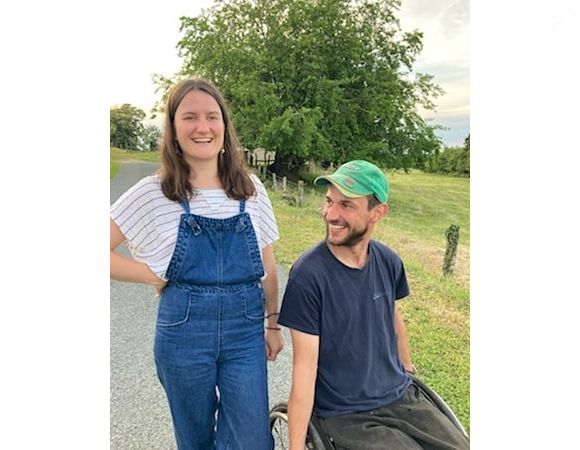 En légende de ce cliché, elle a tenu à rassurer les internautes, qu’elle remercie au passage pour leur soutien.

Florian et Lola de "L'amour est dans le pré 2020" toujours amoureux