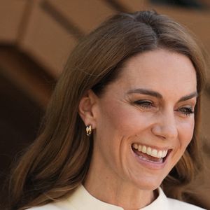 Elle était habillée en jaune pâle avec un noeud aux couleurs de Wimbledon

La princesse de Galles arrive pour assister à la finale du simple dames lors de la treizième journée des championnats de Wimbledon 2025 au All England Lawn Tennis and Croquet Club, à Londres. le samedi 12 juillet 2025. Photo Jordan Pettitt/PA Wire