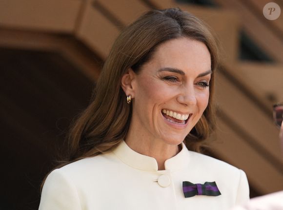 Elle était habillée en jaune pâle avec un noeud aux couleurs de Wimbledon

La princesse de Galles arrive pour assister à la finale du simple dames lors de la treizième journée des championnats de Wimbledon 2025 au All England Lawn Tennis and Croquet Club, à Londres. le samedi 12 juillet 2025. Photo Jordan Pettitt/PA Wire