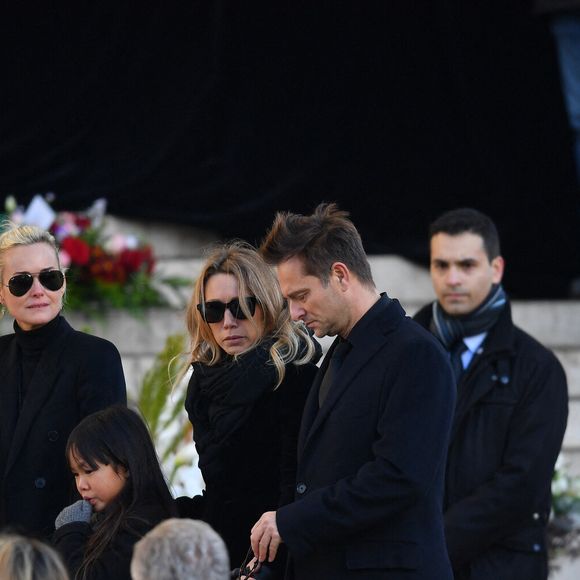 "Il y a en même temps cette énorme icône qui comptait pour les gens et qui représente tellement de choses, donc tu comprends ça, et en même temps tu es confronté à ta perte, tu as une douleur immense."

Brigitte Macron, Laeticia Hallyday avec sa fille Jade et Joe et Laura Smet et David hallyday arrivant à la cérémonie funéraire organisée en mémoire de Johnny Hallyday à Paris, France le 9 décembre 2017 .Photo by Christian Liewig/ ABACAPRESS.COM